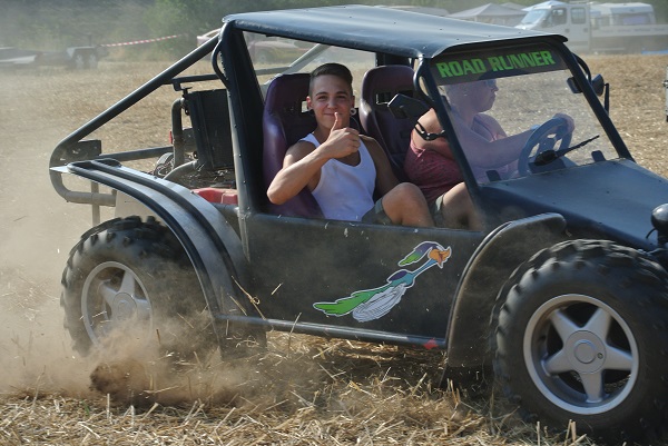 Foto einer jungen Person in einem fahrenden Cross-Auto.