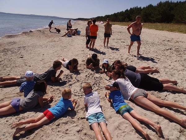 Foto von mehreren Leuten am Strand.
