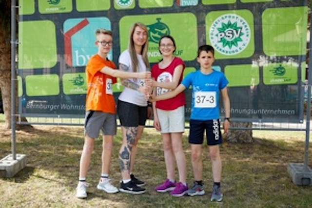 Foto von vier Kindern beim Lauf.